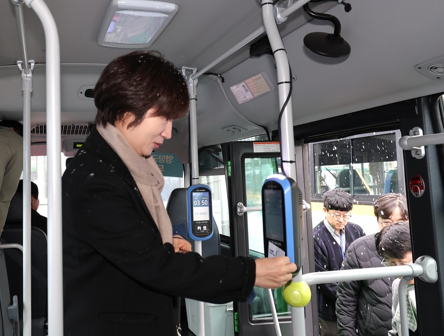 ▲ 영양군은 농촌 기본소득 사업 시행에 따른 관내 소비 촉진과 군민 교통편의 증진을 위해 영양–입암–석보 간 농어촌버스 노선을 2회 증회 운행한다.ⓒ영양군