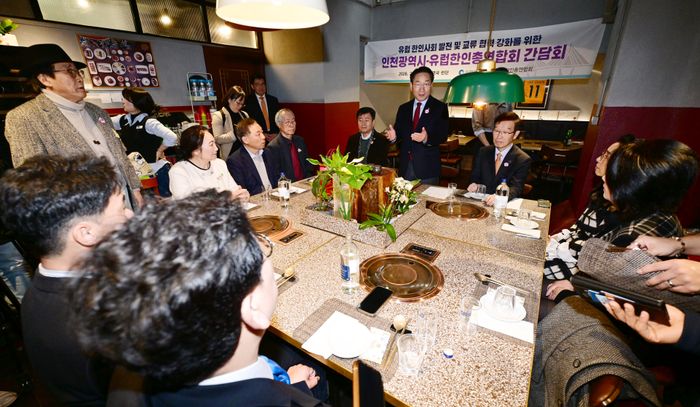 ▲ 유정복(가운데) 인천시장이 23일(현지시간) 영국 런던에서 유제헌(오른쪽)유럽한인총연합회 명예회장 및 연합회 임원들과 간담회를 갖고 있다. ⓒ인천시 제공