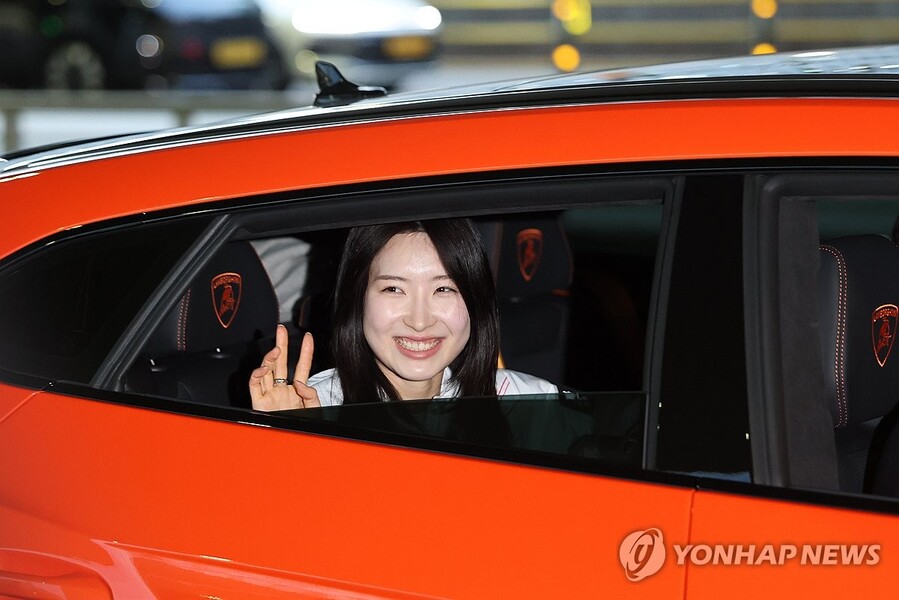▲ 새로운 쇼트트랙 여제 김길리가 람보르기니를 타고 귀가했다.ⓒ연합뉴스 제공