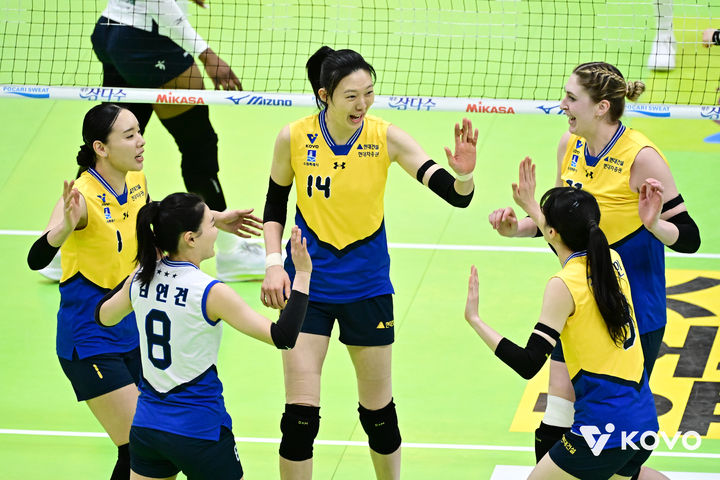 ▲ 2위 현대건설이 1위 도로공사를 잡고 격차를 승점 2점으로 좁혔다.ⓒKOVO 제공