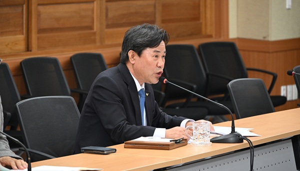 ▲ 박정현 부여군수가 25일 군청 서동브리핑실에서 '2027년 국·도비 예산 확보 전략보고회'에서 모두 발언을 하고 있다.ⓒ부여군