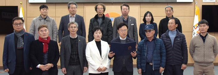 ▲ 공주시 송전선로 건설대응 시민추진단 결의문을 발표 모습.ⓒ공주시