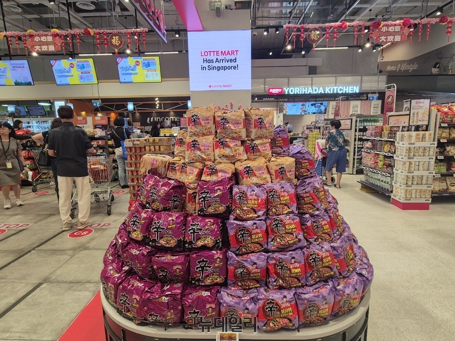 ▲ 입구에는 신라면을 쌓아올린 매대가 눈에 띈다.ⓒ조현우 기자