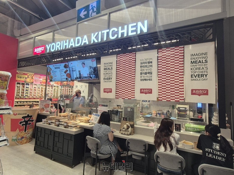 ▲ 요리하다키친에서는 김밥과 떡볶이 등을 판매하고 있다.ⓒ조현우 기자