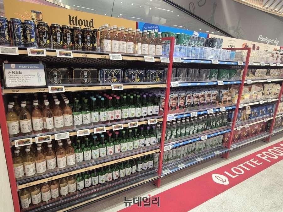 ▲ 주류매대는 상대적으로 한산했다. 높은 주세로 인해 소주 한 병 가격은 우리 돈으로 1만6000원대에 이른다.ⓒ조현우 기자