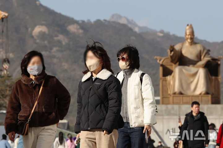 ▲ 황사의 영향으로 서울에 미세먼지 경보가 발령된 지난 22일 서울 종로구 광화문광장에서 마스크를 쓴 관광객들이 이동하고 있다. ⓒ뉴시스