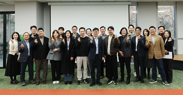 ▲ 김현곤 경기도경제과학진흥원장과 판교테크노밸리 관리사업 참여기업 대표들이 지난 24일 판교 스타트업캠퍼스 내 창업라운지에서 개최된 '글로벌 진출 성과공유 및 간담회'에서기념 촬영을 하고 있다. ⓒ경기도경제과학진흥원 제공