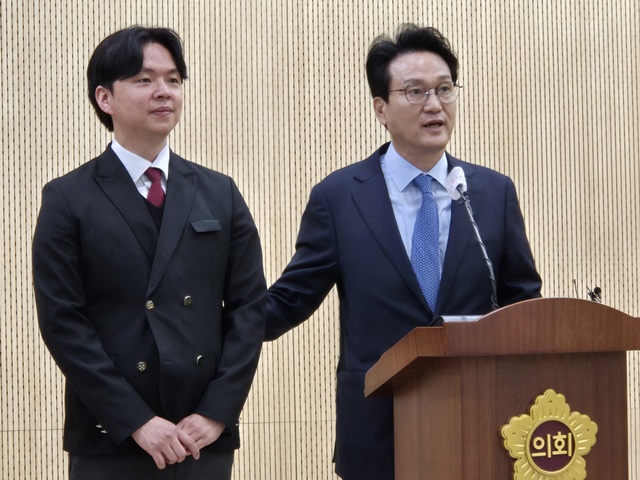 ▲ 안민석 경기도교육감 예비후보가 25일 경기도의회에서 기자회견을 열고 자신의 모교인 수원 수성고등학교 교복을 설명하고 있다. ⓒ김현우기자