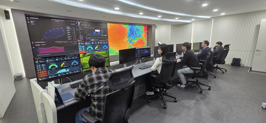 ▲ 안양R&D센터에 위치한 관제센터에서 재생에너지 발전량 예측 결과를 확인하는 모습. ⓒLS일렉트릭