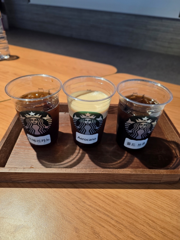 ▲ 현장에서 에어로카노를 기존 아이스 아메리카노, 콜드 브루와 비교중이다. ⓒ최신혜 기자