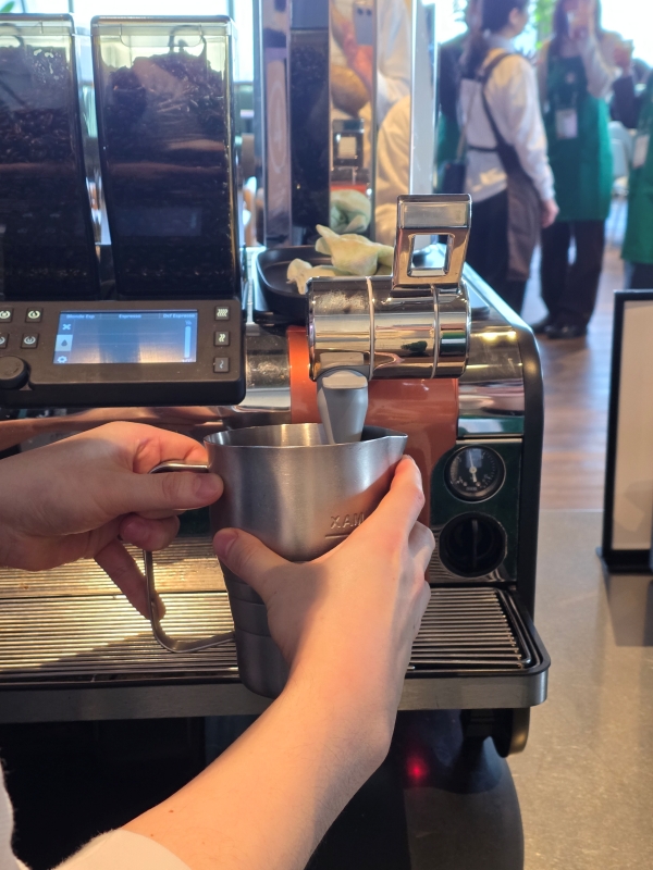 ▲ 스타벅스 파트너가 에어로카노 제조에 나서고 있는 모습ⓒ최신혜 기자