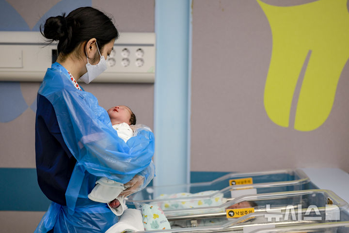 ▲ 25일 경기 고양시 CHA의과학대학교 일산차병원 신생아실에서 간호사가 신생아들을 돌보고 있다. ⓒ뉴시스