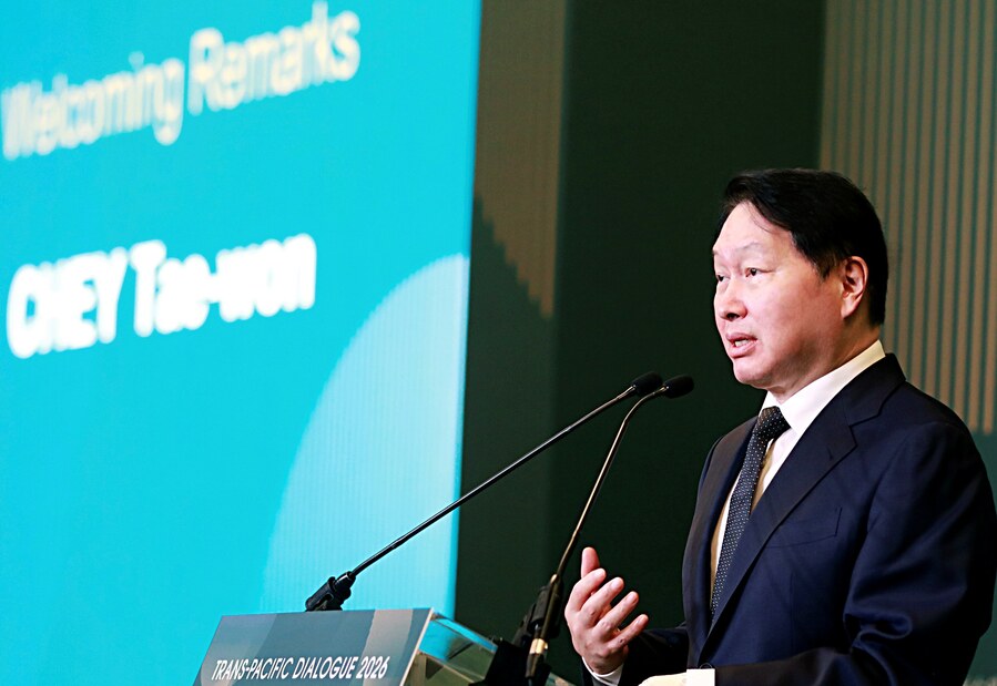 ▲ 최태원 SK회장이 지난 20일 미국 워싱턴DC 샐러맨더 호텔에서 열린 ‘TPD 2026’ 행사에서 환영사를 하고 있다. /SK그룹 제공