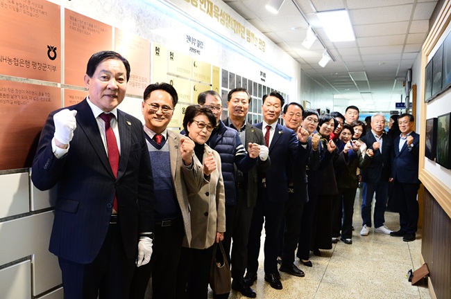 ▲ 평창군이 25일 지역의 미래를 짊어질 인재들을 위해 헌신해 온 기부자들의 소중한 뜻을 기리고, 나눔의 가치를 확산시키기 위해 '평창군 명예의 전당' 개편 제막식을 개최했다. ⓒ평창군