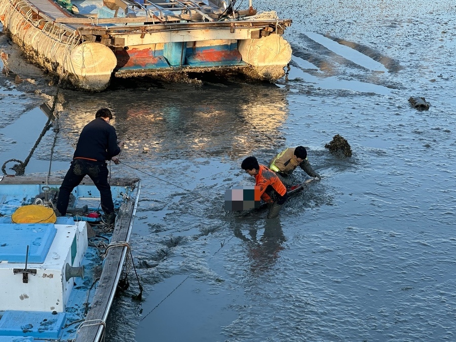 ▲ 지난 2월 21일 관산읍 신동마을 앞 갯벌에서 고립된 80대 여성을 신속히 구조  현장ⓒ장흥소방서 제공