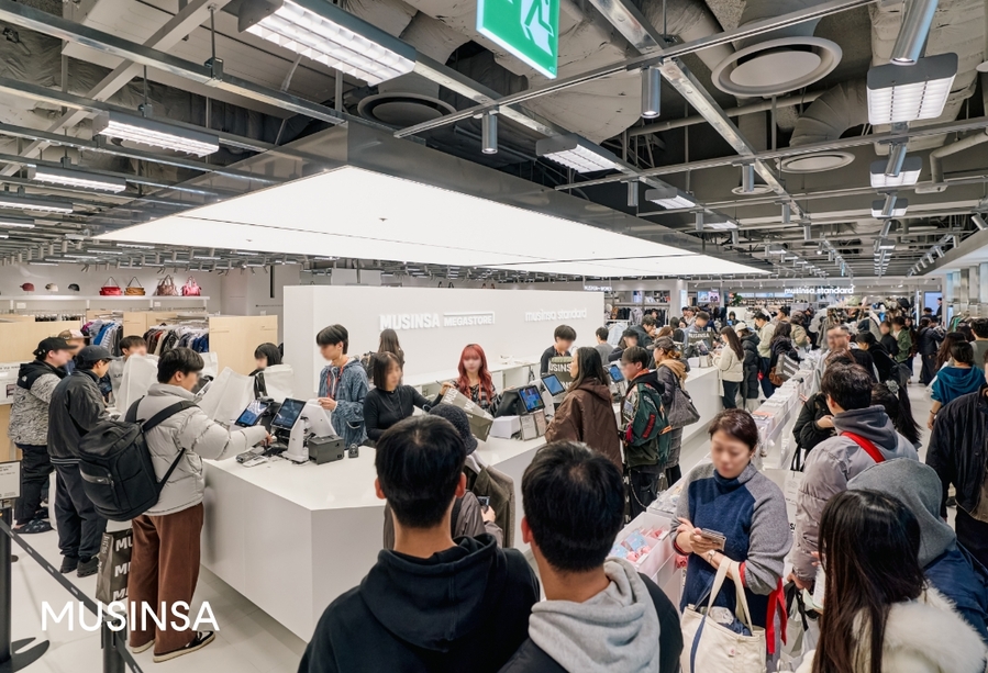 ▲ 무신사 메가스토어 용산에서 쇼핑 중인 고객들 모습 ⓒ무신사