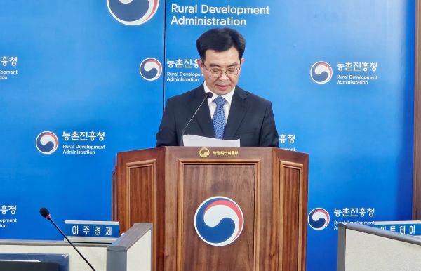 ▲ 성제훈 농촌진흥청 국립농업과학원장이 25일 정부세종청사에서 생분해 코팅 완효성 비료 기술을 개발했다고 밝혔다. ⓒ농촌진흥청