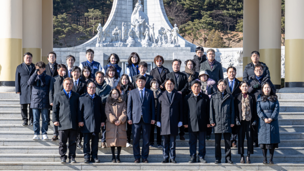 ▲ 지난달 2일 조국혁신당 대전시당 황운하의원과 관계자 등이 국립대전현충원을 참배하고 새해 각오를 다졌다.ⓒ조국혁신당 대전시장