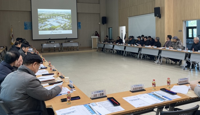 ▲ 충남교육청 25일 홍북읍 행ㅣ정복지센터에서 홍북읍 이장단협의회(45명)를 대상으로 '특수교육원 설립' 를 위한 설명회를 하고 있다.ⓒ충남교육청