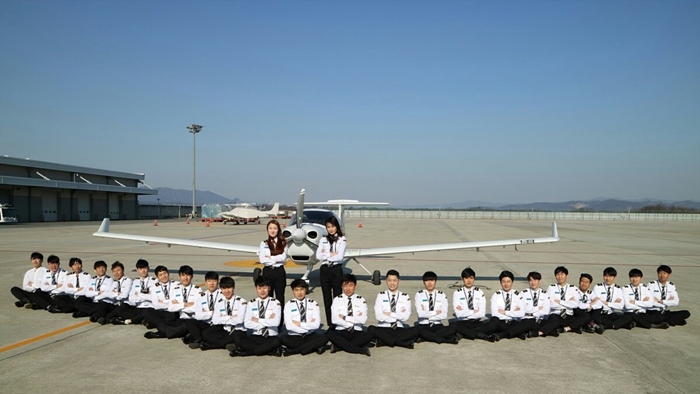 ▲ 청주대 비행기 앞에서 포즈를 취하고 있는 항공운항학과 학생들. ⓒ청주대