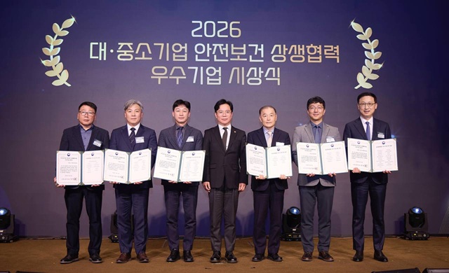 ▲ 최훈원 SKT 안전보건실장(사진 오른쪽에서 두번째)이 수상자들과 함께 기념 촬영하는 모습.ⓒSK텔레콤