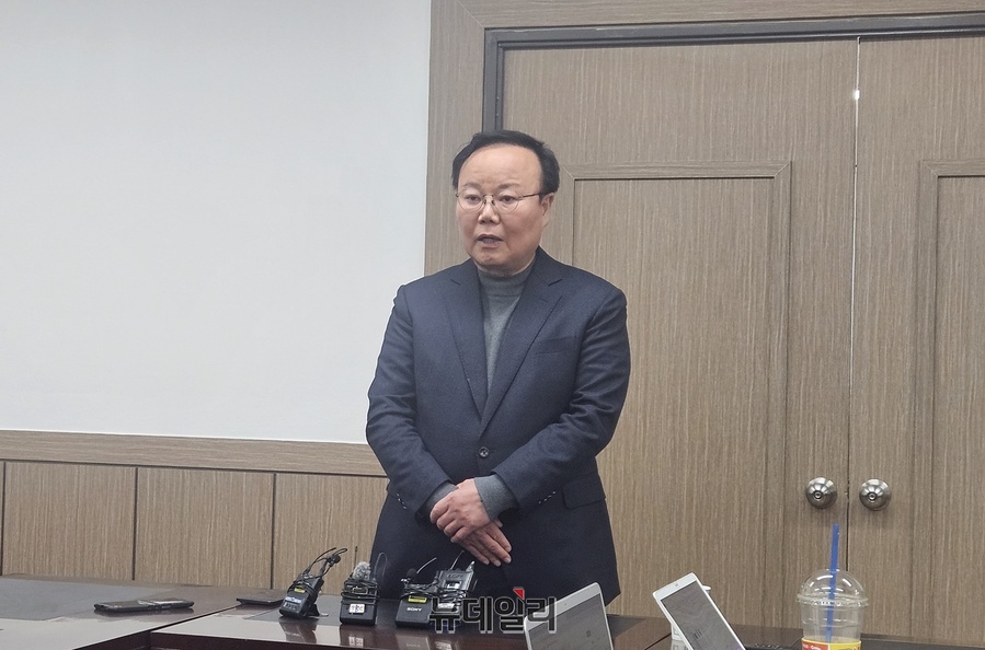 ▲ 김재원 예비후보는 25일 오후 3시 30분 국민의힘 경북도당에서 긴급 기자회견을 열고 “행정통합특별법 통과에 차질이 빚어진 것은 추진 주체들이 현 정부의 의도를 간파하지 못하고 20조원 재정 지원에만 너무 몰입한 결과”라고 주장했다.ⓒ뉴데일리