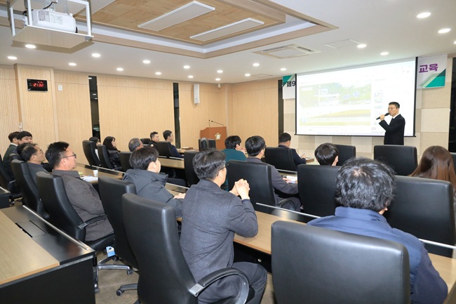 ▲ 삼척시의회가 25일 삼척시의회 세미나실에서 시의원과 의회사무과 직원을 대상으로 '2026년 제9회 전국동시지방선거 대비 공직선거법 교육'을 실시했다. ⓒ삼척시의회