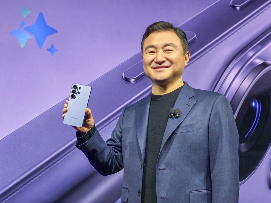 ▲ 25일(현지시간) 미국 샌프란시스코에 위치한 팰리스 오브 파인 아트에서 개최된 '갤럭시 언팩 2026(Galaxy Unpacked 2026)' 행사에서 삼성전자 대표이사 노태문 DX부문 사장이 3세대 AI폰 '갤럭시 S26 시리즈'를 소개하고 있다.ⓒ삼성전자