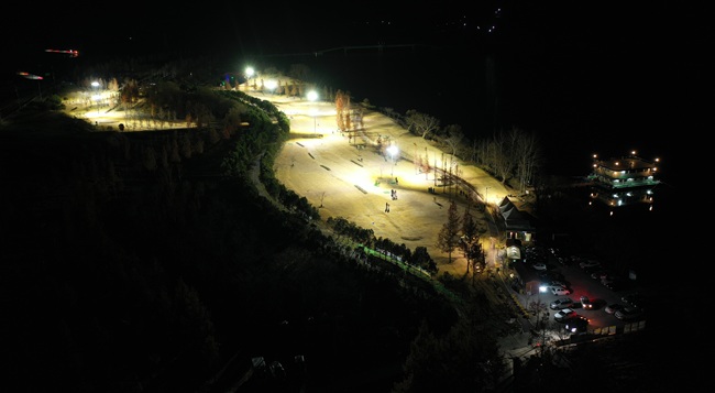 ▲ 야간 운영 중인 하남면 거례리 산천어 파크골프장 제1구장 전경. ⓒ화천군