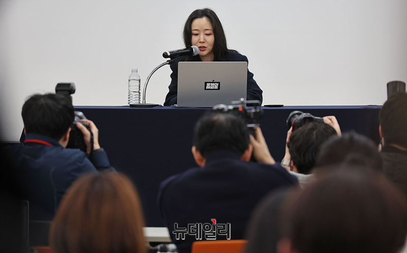 ▲ 민희진 오케이 레코즈 대표가 25일 오후 서울 종로구 교원챌린지홀에서 기자회견을 열고 뉴진스를 위해 256억 원을 내려놓겠다고 발표했다. ⓒ정상윤 기자