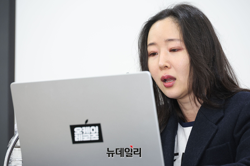 ▲ 민희진 오케이 레코즈 대표가 25일 오후 서울 종로구 교원챌린지홀에서 기자회견을 열고 뉴진스를 위해 256억 원을 내려놓겠다고 발표했다. ⓒ정상윤 기자