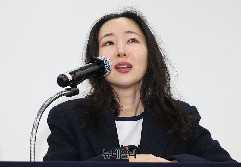 ▲ 민희진 오케이 레코즈 대표가 25일 오후 서울 종로구 교원챌린지홀에서 기자회견을 열고 뉴진스를 위해 256억 원을 내려놓겠다고 발표했다. ⓒ정상윤 기자