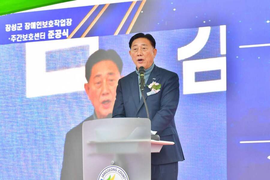 ▲ 지난 24일 장애인보호작업장·주간보호센터 준공식에서 축사 중인 김한종 군수ⓒ장성군 제공