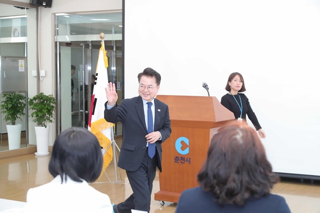 ▲ 춘천시 평생학습관이 25일 4층 체육실에서 육동한 춘천시장과 정규교육 강사들이 참석한 가운데 강사 위촉식과 간담회를 열었다. ⓒ춘천시