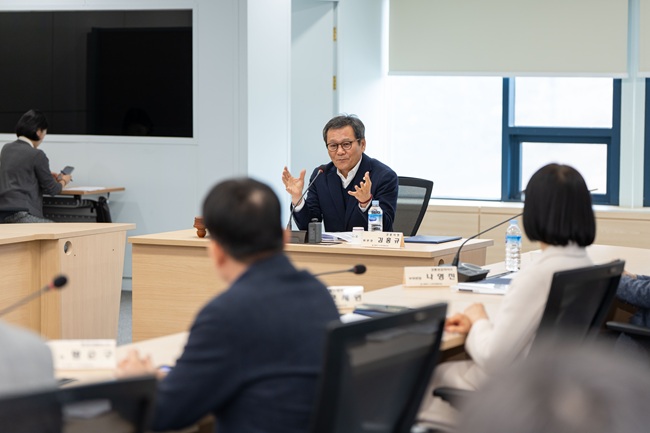 ▲ 강릉시가 25일 시청 8층 상황실에서 '2026년 제1차 노사민정협의회' 본회의를 개최했다. ⓒ강릉시