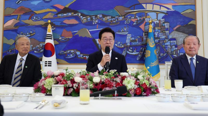 ▲ 이재명 대통령이 25일 청와대에서 열린 더불어민주당 상임고문단 오찬 간담회에서 발언하고 있다. ⓒ뉴시스