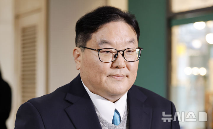 ▲ 쿠팡 사건을 무혐의 처분하도록 외압을 행사한 인물로 지목된 엄희준 광주고검 검사가 지난달 9일 서울 서초구 관봉권 띠지 폐기 의혹 및 쿠팡 퇴직금 불기소 외압 의혹 진상규명을 위한 특검 사무실로 출석하고 있다. ⓒ뉴시스