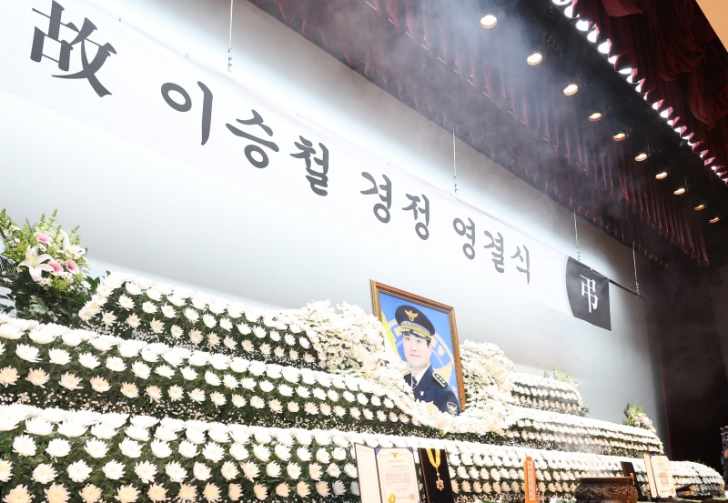 ▲ 고속도로 교통사고 정리 중 2차 사고로 순직한 故 이승철 경감의 영결식이 치러진 지난 6일 전북 전주시 전북경찰청에 이승철 경감의 영정사진이 놓여 있다. ⓒ뉴시스