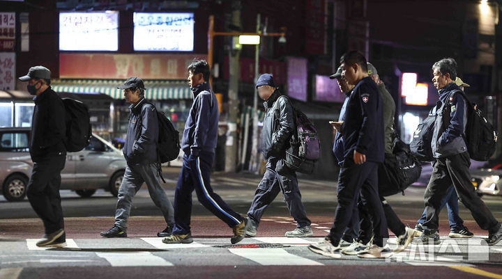 ▲ 사진은 지난해 4월10일 새벽 서울 구로구 남구로역 인근 인력시장에서 건설 일용직 노동자들이 일자리를 구하기 위해 이동하고 있는 모습. ⓒ뉴시스