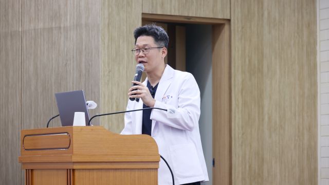 ▲ 이준녕 센터장이 지난 24일 본관 10층 대강당 광제홀에서 ‘2월 시민건강클리닉’ 전립선암과 치료법 등을 강의하고 있다.ⓒ세명기독병원