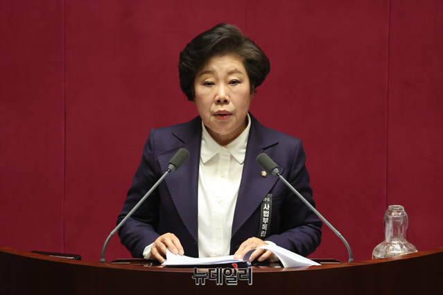 ▲ 조배숙 국민의힘 의원이 25일 국회에서 열린 본회의에서 형법 일부개정법률안(대안)에 대한 무제한 토론을 하고 있다. ⓒ이종현 기자