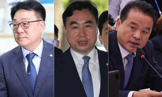 ▲ 왼쪽부터 허종식 의원과 윤관석·임종성 전 의원. ⓒ뉴시스