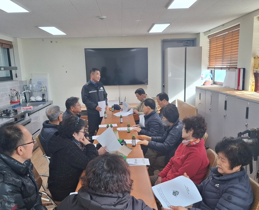 ▲ 윤영균 동해해경 울릉파출소장이 간담회를 통해 지역 어민들과 소통하고 있다.ⓒ동해해경