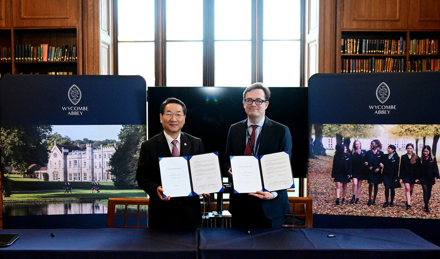 ▲ 유정복(왼쪽) 인천시장이 24일(현지시간) 영국 위컴 애비 스쿨(Wycombe Abbey School)을 방문, 피터 워렌 이사장과 MOU를 체결한 뒤 기념 촬영을 하고 있다.ⓒ인천시 제공