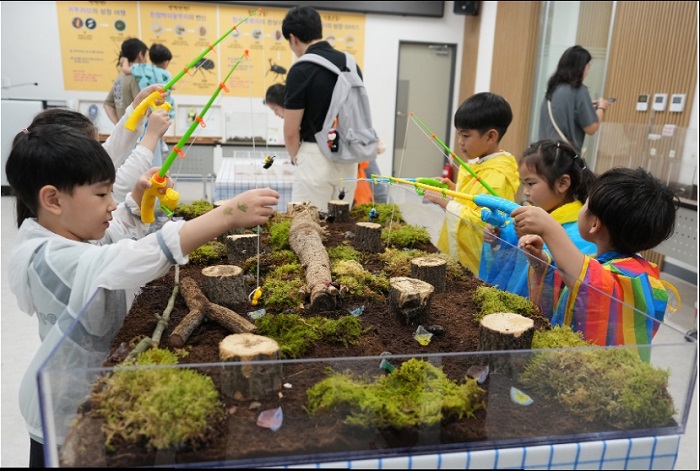 ▲ 25년 6월 반딧불이 축제에서 어린이들이 농업체험을 즐기고 있다.