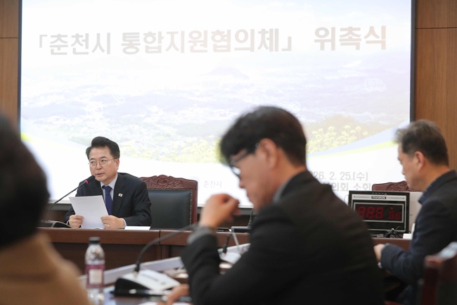 ▲ 춘천시가 25일 시청 소회의실에서 '춘천시 통합지원협의체' 위촉식을 열고 위원 9명에게 위촉장을 수여했다. ⓒ춘천시