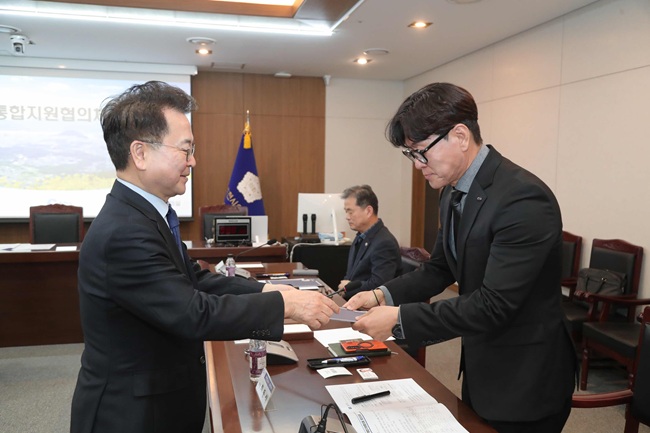 ▲ 춘천시가 25일 시청 소회의실에서 '춘천시 통합지원협의체' 위촉식을 열고 위원 9명에게 위촉장을 수여했다. ⓒ춘천시