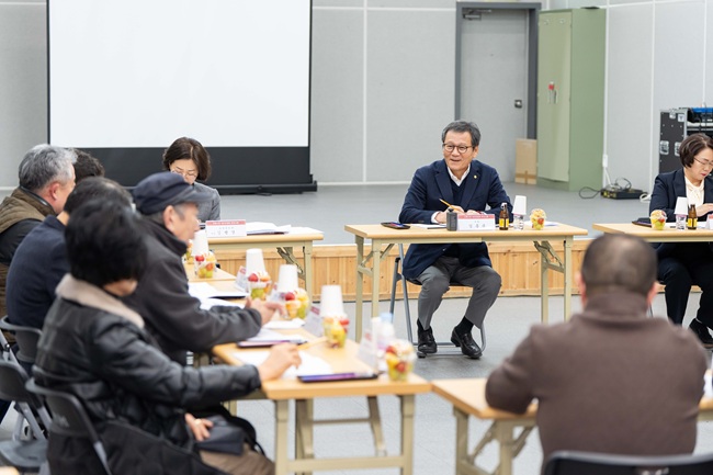 ▲ 강릉시가 25일 강릉 중앙시장 2층 공연장에서 관내 8개 전통시장 상인회장단과 함께 '전통시장 상인연합회 현장 소통 간담회'를 개최했다. ⓒ강릉시