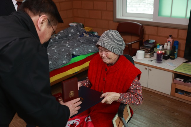 ▲ 영월군이 지난 24일 영월읍 송이길 129 소재 유가족 자택에서 고(故) 김응구 하사에게 추서된 화랑무공훈장을 유가족에게 전수했다. ⓒ영월군