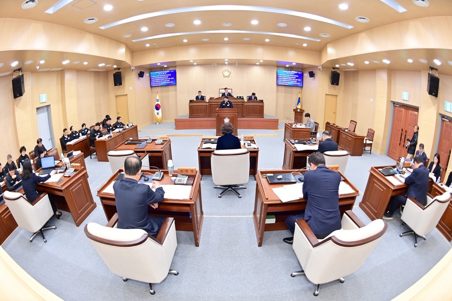 ▲ 청송군의회는 25일 제1차 본회의를 시작으로 26일까지 이틀간의 일정으로 제286회 임시회에 돌입했다.ⓒ청송군의회